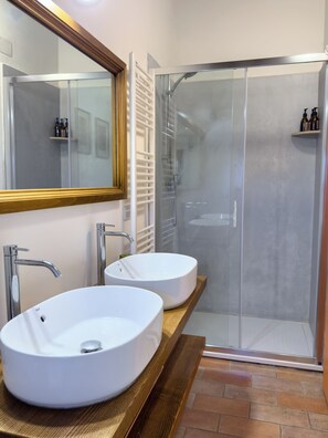 Dusche, umweltfreundliche Kosmetikartikel, Haartrockner, Bidet