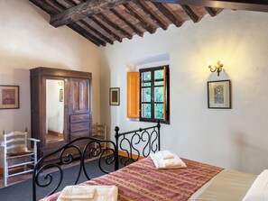 2 habitaciones, tabla de planchar con plancha y cuna de viaje 