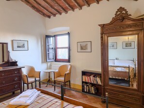 1 bedroom, iron/ironing board, travel cot, free WiFi - Mulberry Tree House (Toscana)