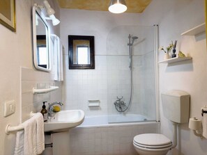 تجهيزات دش، مستلزمات للعناية الشخصية صديقة للبيئة، مجففات شعر، مناشف