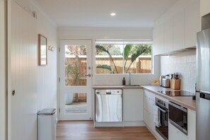 Mikrobølgeovn, ovn, kokeplater og oppvaskmaskin