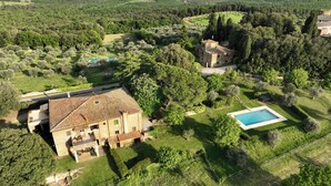 An aerial view of a countryside property with a large house, a swimming pool, and surrounding greenery. - Walnut House (Toscana)