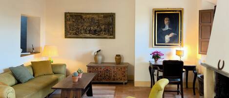Chimenea y libros