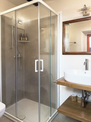 Shower, eco-friendly toiletries, hair dryer, bidet - Walnut House (Toscana)