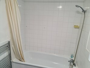 Serviettes fournies, papier toilette