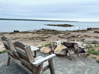 Saltwater Serenade Priv SANDY beach with Bayview for Miles