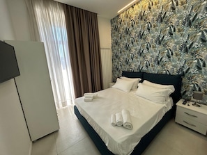 Estudio familiar, cocineta | Escritorio, cortinas blackout y tabla de planchar con plancha 