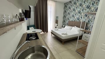 Camera Superior | Una scrivania, tende oscuranti, ferro/asse da stiro, Wi-Fi gratuito