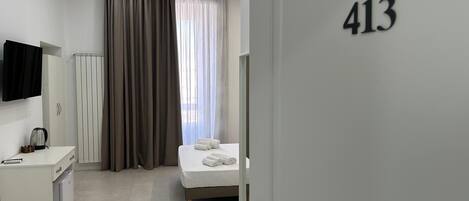 Schreibtisch, Verdunkelungsvorhänge, Bügeleisen/Bügelbrett