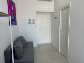 Escritorio, cortinas blackout y tabla de planchar con plancha 