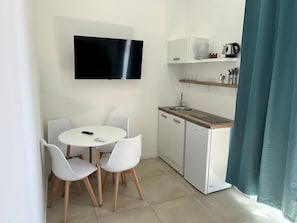 Estudio familiar, cocineta | Cocina privada | Frigobar 