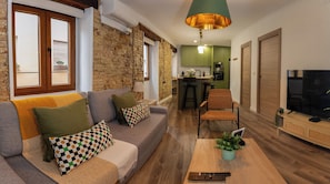 Apartamento Tenerias Piso 1 | Wohnbereich | 55-Zoll-Smart-TV mit Kabelempfang