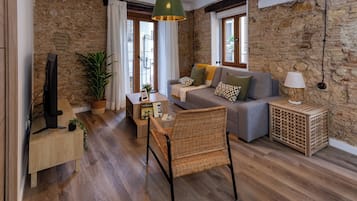 Apartamento Tenerias Piso 1 | Living area | 55-inch Smart TV with cable channels