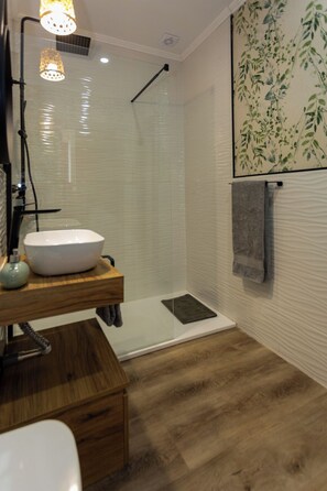 Comfort Apartment, 1 Bedroom, Air conditioning, Ground Floor | Bathroom | Shower, rainfall showerhead, hair dryer, towels - Tenerias Apart Corp S.L (Valencia)