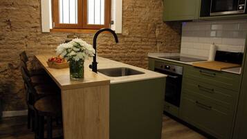 Apartamento Confort, 1 habitación, Aire acondicionado, planta baja | Zona de estar | Smart TV de 55 pulgadas con canales por cable