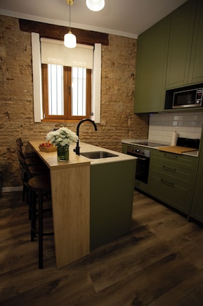 Comfort Apartment, 1 Bedroom, Air conditioning, Ground Floor | Living area | 55-inch Smart TV with cable channels - Tenerias Apart Corp S.L (Valencia)