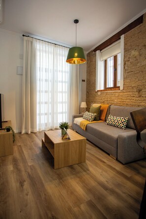 Comfort Apart Daire, 1 Yatak Odası, Klima, Zemin Kat | Oturma alanı | Kablolu TV kanallar ı bulunan 55 inç akıllı televizyon 