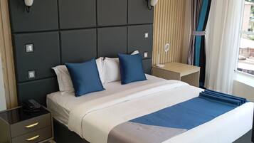 Rom – deluxe | Sengetøy av topp kvalitet, safe på rommet og individuelt innredet