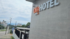 A building with a sign that reads "OK!HOTEL INN". - Ok Inn Hotel Florianópolis (Florianópolis)