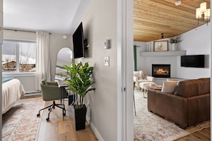 Una sala de estar moderna con chimenea, un televisor de pantalla plana y un área de descanso confortable.