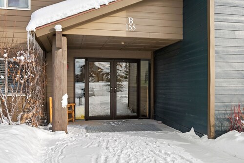 Cozy 2 Bedroom Condo w/ Private Hot Tub