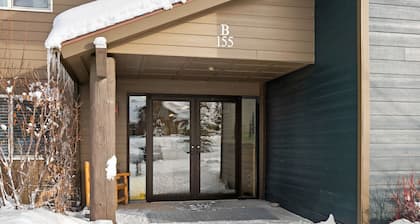 Cozy 2 Bedroom Condo w/ Private Hot Tub