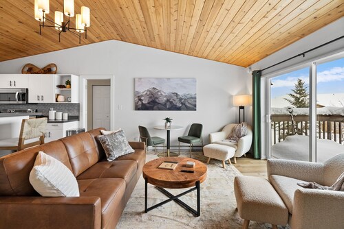Cozy 2 Bedroom Condo w/ Private Hot Tub