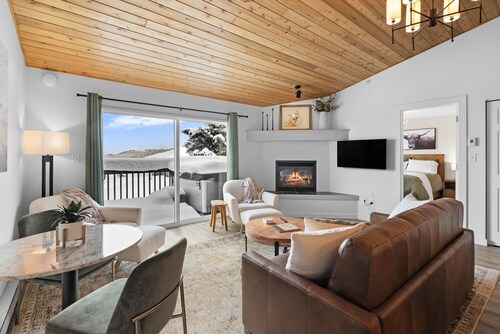 Cozy 2 Bedroom Condo w/ Private Hot Tub