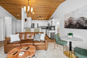 Een televisie en een open haard