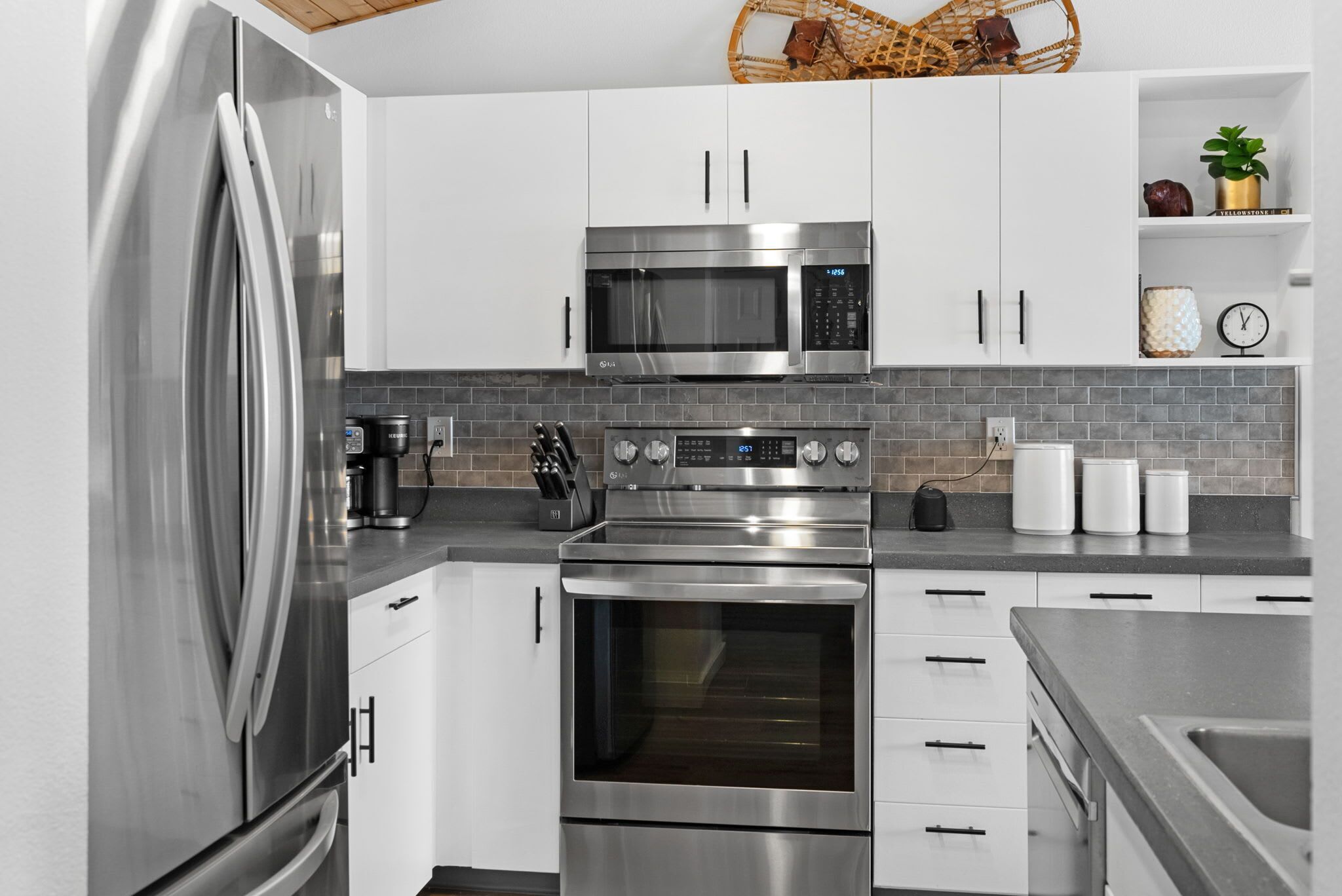 Coffee/tea maker, fridge, microwave, oven