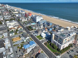 Beach nearby - Condo with Tiki Bar, Walk to Beach (Ocean City)