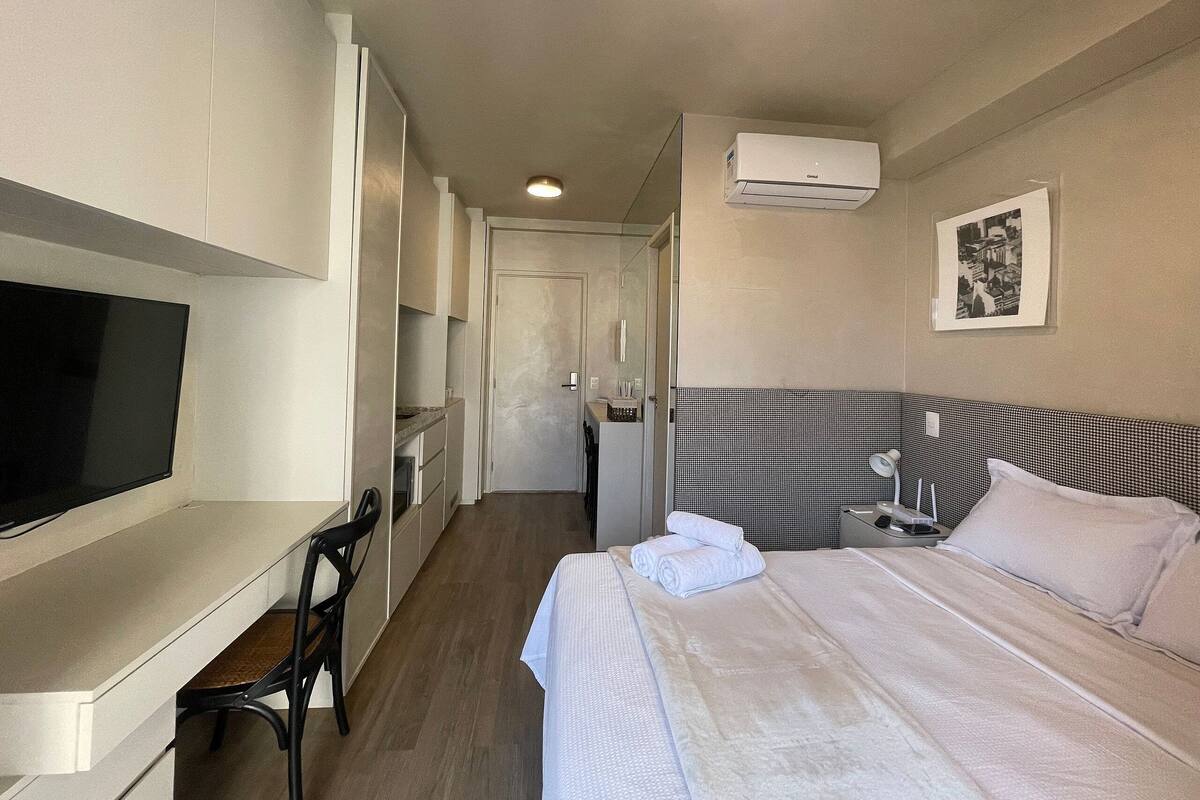 Deluxe Studio | Blackout drapes, iron/ironing board, free WiFi