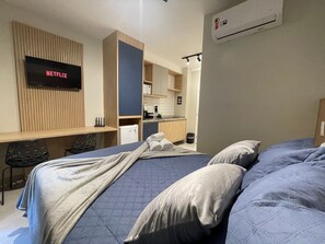 Deluxe Studio | Blackout drapes, iron/ironing board, free WiFi