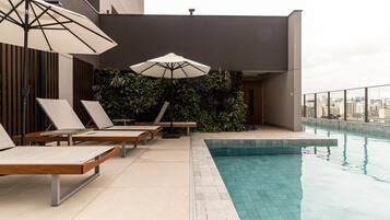 Piscina externa, funciona das 8h às 22h, espreguiçadeiras