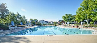 Welcome to your New 2 Bedroom Condo, Bear Trap Dunes Getaway! WIFI, Community Pool, Shuttle to the Beach, Tennis and more! Booking Incentive, Book 1 Week get $100 gift card to grocery store!