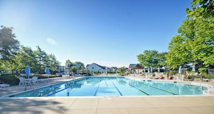 Welcome to your New 2 Bedroom Condo, Bear Trap Dunes Getaway! WIFI, Community Pool, Shuttle to the Beach, Tennis and more! Booking Incentive, Book 1 Week get $100 gift card to grocery store!