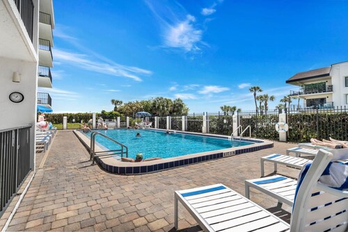 Oceanfront Apartment with Beach Access & Hot Tub