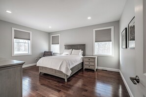 4 bedrooms, desk, iron/ironing board, travel crib