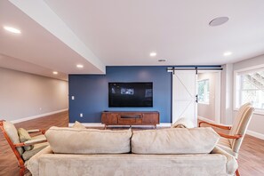 スマートテレビ、暖炉、DVD プレーヤー、書斎 / ワークスペース