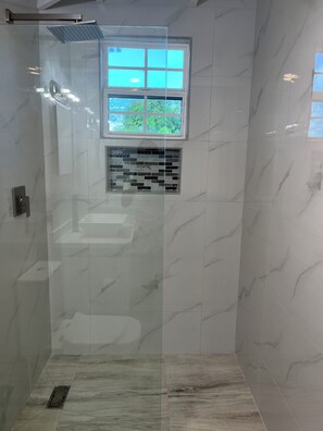 Toallas y papel higiénico