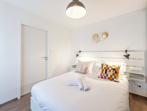 1 dormitorio, tabla de planchar con plancha, wifi y ropa de cama