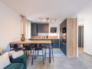 Kjøleskap, ovn, kokeplater og oppvaskmaskin