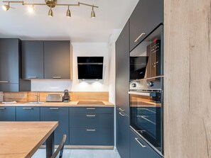 Kjøleskap, ovn, kokeplater og oppvaskmaskin