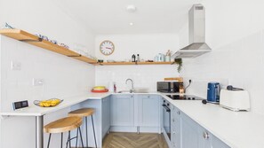 Apartment (2 Bedrooms) | Private kitchen | Microwave, oven, stovetop, dishwasher - Footsteps - 2 Bedroom Apartment - Saundersfoot (Saundersfoot)