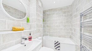 Apartment (2 Bedrooms) | Bathroom | Bathtub, towels - Footsteps - 2 Bedroom Apartment - Saundersfoot (Saundersfoot)