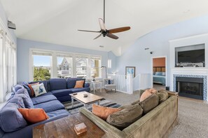 Fernseher, DVD-Player, Tischfußball