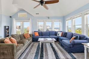 Tv, dvd-afspiller, bordfodbold