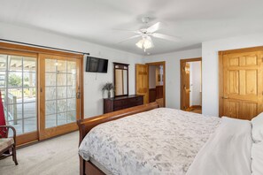 7 bedrooms, desk, iron/ironing board, WiFi