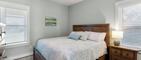 Escritorio, tabla de planchar con plancha, wifi y ropa de cama