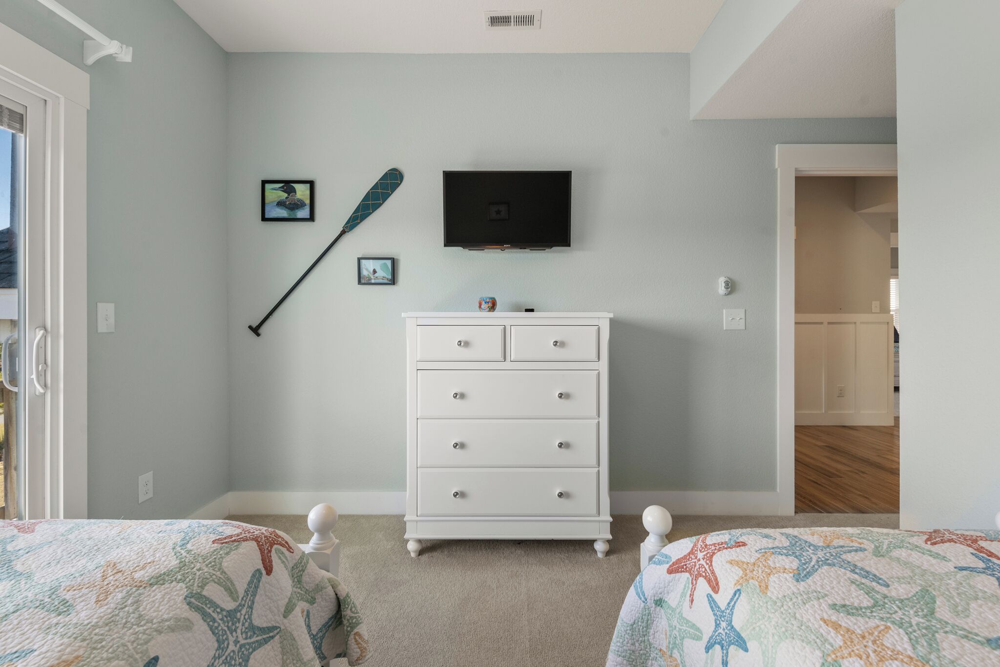 Desk, iron/ironing board, WiFi, bed sheets